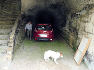 Parkplatz in Höhle